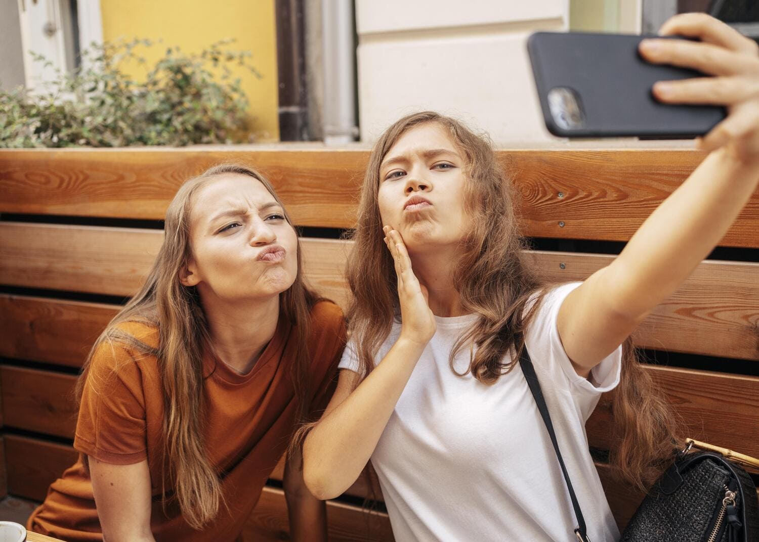cute-best-friends-taking-selfie