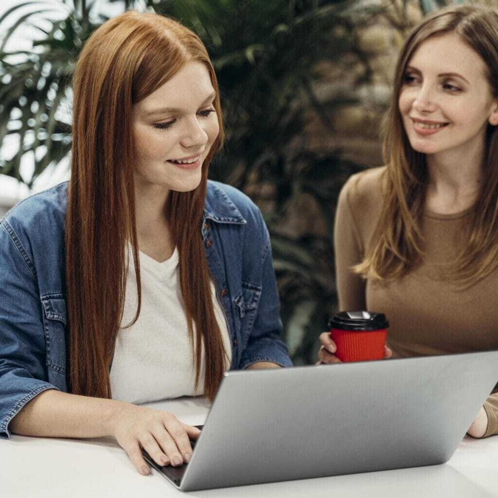 happy-women-working