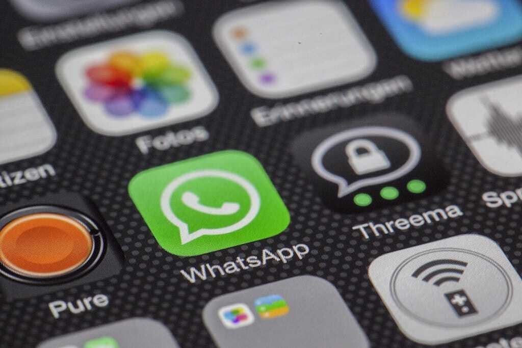 WhatsApp guide Detailed macro of smartphone screen showcasing popular app icons like WhatsApp.