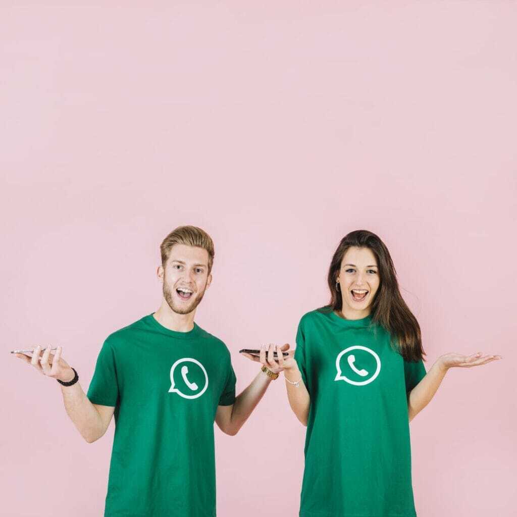 surprised-young-man-woman-with-smartphone